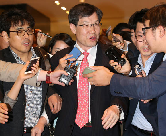 권오준 포스코 회장이 나렌드라 모디 인도 총리와 면담을 마치고 19일 서울 중구 밀레니엄 힐튼 호텔을 나서며 취재진의 질문을 받고 있다(사진: 연합뉴스)