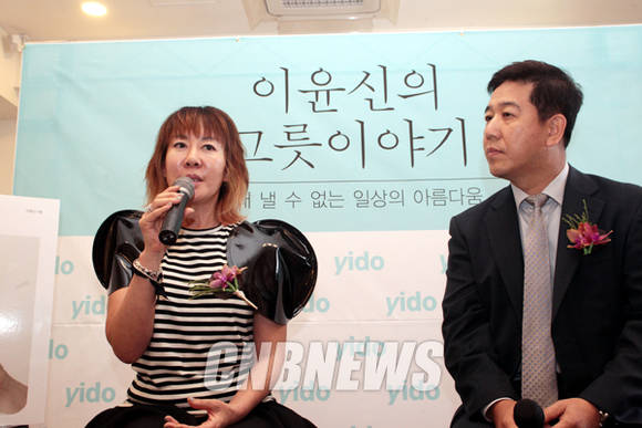 20일 서울 도산대로 이도아르쎄 강남점에서 '이윤신의 그릇 이야기' 출간 설명회가 열렸다. 이날 함께한 이도(yido) 이윤신(좌측) 대표가 출간 의미를 설명하고 있다.(사진=왕진오 기자)