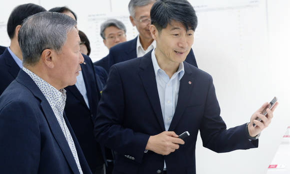 구본무 LG 회장(왼쪽)이 20일 서울 금천구 가산동 소재 LG전자 가산 R&D캠퍼스에서 최근 출시된 LG전자 전략 스마트폰 G4의 디자인과 UI 특징에 대해 조준호 LG전자 MC사업본부장(오른쪽)으로부터 설명을 듣고 있다.(사진 제공: LG그룹)