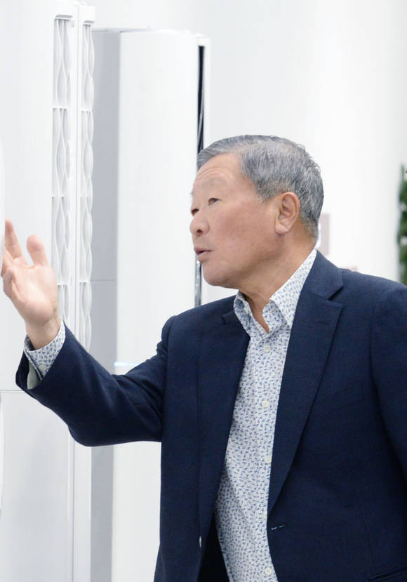 구본무 LG 회장(왼쪽)이 20일 서울 금천구 가산동 소재 LG전자 가산 R&D캠퍼스에서 최근 출시된 LG전자 에어컨의 디자인을 살펴보고 있다.(사진 제공: LG그룹)