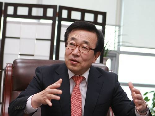 (사진제공=부산시) 서병수 부산시장이 유럽순방 결과 설명을 하고 있다.