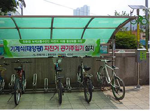 (사진제공=연제구) 친환경 녹색교통수단인 자전거 이용 활성화를 위해 자전거 공기주입기 설치 모습