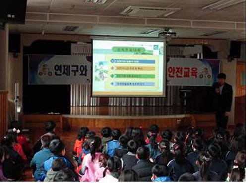 (사진제공=연제구) 초등학생들이 자전거 교통안전 이론과 실습교육을 받고 있다