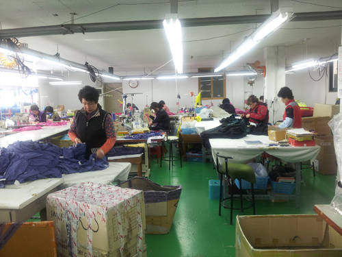 (사진제공=해운대구) 주민공동작업장에서 일하고 있는 모습