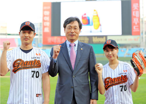 (사진제공=한국해양대) 개교 70주년을 맞아 단체 야구경기를 관람했다 (사진왼쪽부터 시타 총학생회장, 박한일 총장, 시구 여직원)