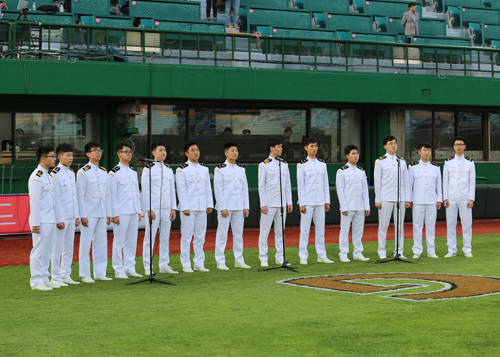 (사진제공=한국해양대) 씨 크로스의 애국가 제창 모습