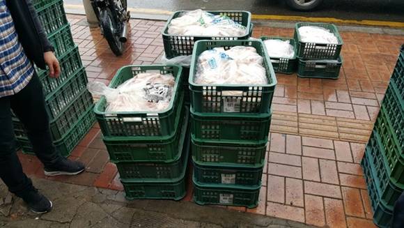 경찰이 유통기한이 지난 닭을 불법 가공.유통시킨 수원시 소재의 한 업소를 급습해 출고중이던 닭을 압수하고 있다.이런 불법 가공된 닭들은 도로변 등에서 판매하는 업자들에게 전달되어 옥돌치킨이라는 이름으로 지난 4년간 판매되었다.(사진=수원서부경찰서 제공)