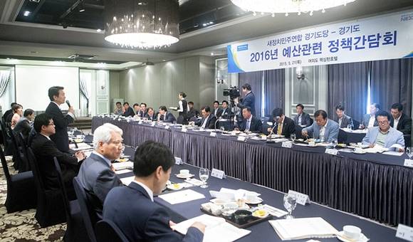 21일 오전 서울 여의도 모 호텔에서 열린 경기도-새정치민주연합 경기도당 2016년 예산 관련 간담회에서 남경필 경기도지사가 도정현안을 설명하고 있다.(사진=경기도)