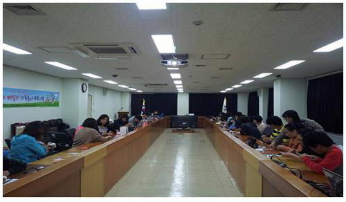 (사진제공=연제구) 부모와 아이들이 함께 참여하는 즐기자 패밀리 프로그램을 진행하고 있다