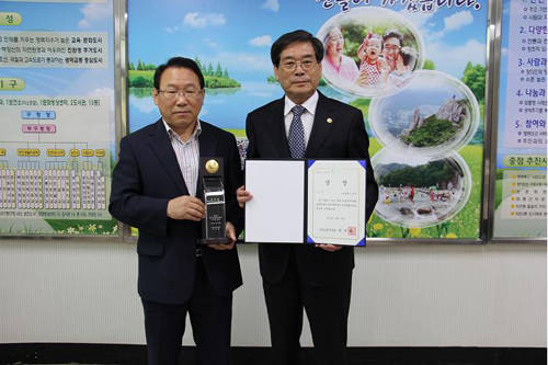 (사진제공=북구) 북구는 2015 전국 지방자치단체 일자리 대상 시상식에서 지역일자리 목표공시제 실적평가 우수자치단체로 선정됐다