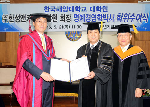 (사진제공=한국해양대) 왼쪽부터 한국해양대 박한일 총장, ㈜한성앤키텍 안상현 회장, 한국해양대 류길수 대학원장.