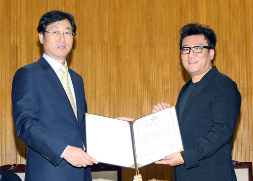 (사진제공=한국해양대) 영화 '국제시장' 의 윤제균 감독에게 '제1호 한국해양대학교 명예선장' 으로 위촉했다.