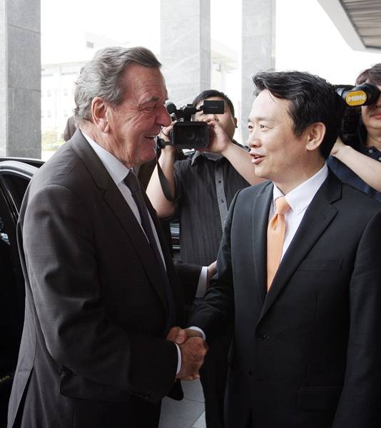 22일 오전 경기도청 신관 현관 앞에서 남경필 경기도지사와 슈뢰더 전 독일총리가 만나 악수를 하고 있다.(사진=경기도)