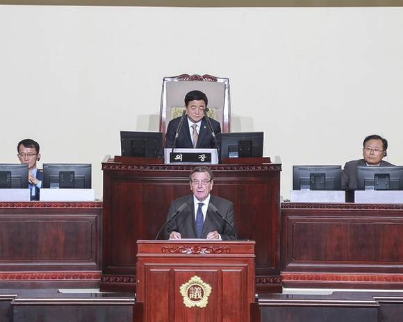 경기도의회 본회의장에서 슈뢰더 전 독일총리가 연설을 하고 있다.(사진=경기도 제공)