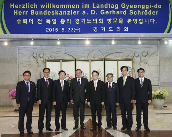 경기도의회 1층 로비에서 남경필 경기도지사와 슈뢰더 전 독일총리, 이재정 경기도 교육감, 강득구 경기도의회 의장, 이기우 사회통합부지사, 이승철 경기도의회 새누리당 대표, 김현삼 경기도의회 새정치연합 대표가 기념촬영을 하고 있다.(사진=경기도 제공)