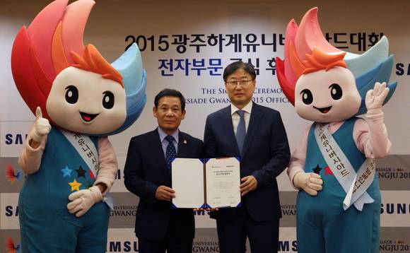 삼성전자와 광주 하계유니버시아드 조직위원회가 22일 광주광역시청에서 윤장현 광주 유니버시아드 조직위원장(광주시장, 왼쪽)과 윤부근 삼성전자 대표이사(오른쪽)가 참석한 가운데 ‘2015 광주 하계유니버시아드’ 후원 협약을 체결했다(사진 제공: 삼성전자)