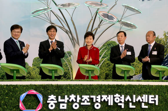 박근혜 대통령이 22일 충남 천안에서 열린 충남창조경제혁신센터 개소식에서 안희정 충남지사, 김승연 한화 회장 등과 함께 박수치고 있다(사진: 연합뉴스)