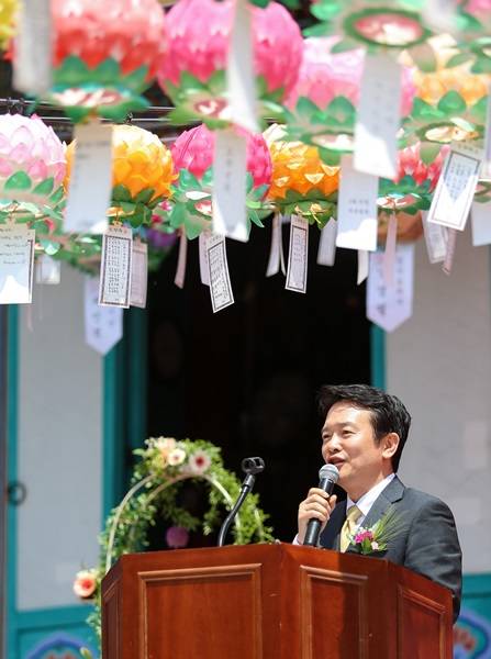 25일 오전 화성 용주사에서 열린 ‘부처님 오신날 봉축 법요식’에서 남경필 경기도지사가 축사를 하고 있다.(사진=경기도 제공)