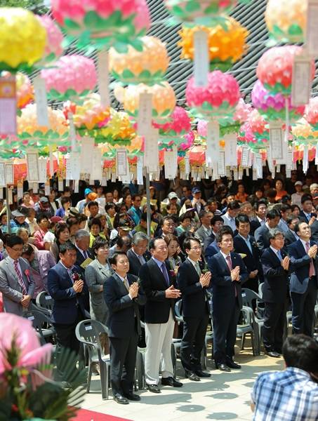 남경필 경기도지사가 25일 오전 화성 용주사에서 열린 부처님 오신날 봉축 법요식에 참석해 합장을 하고 있다.(사진=경기도 제공)