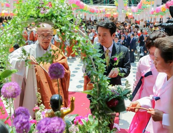 남경필 경기도지사가 용주사 주지 스님과 함께 관불의식을 하고 있다.(사진=경기도 제공)