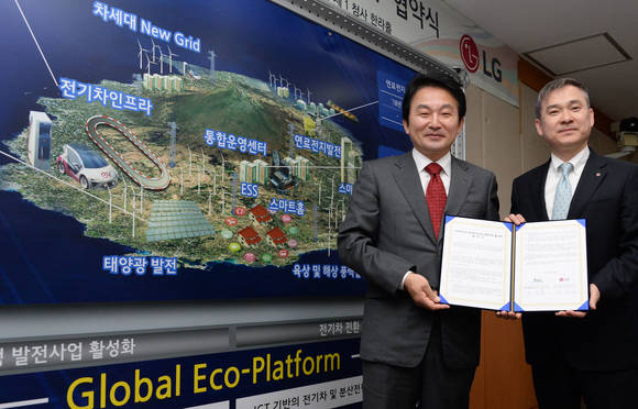 원희룡 제주도지사와 (주)LG 하현회 대표이사가 26일 에너지 신산업 실행방안인 ‘글로벌 에코 플랫폼 제주’ 추진을 위한 업무협약을 체결했다(사진 제공: LG그룹)