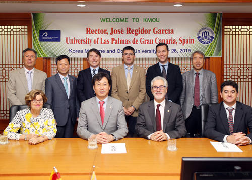 (사진제공=한국해양대) 라스팔마스대학의 Jose Regidor Garcia 총장(사진 앞줄 오른쪽 두 번째) 일행이 26일 한국해양대학교(총장 박한일)를 방문했다.