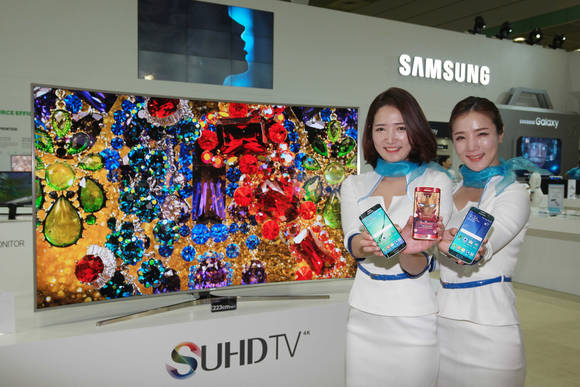 ‘WIS 2015’ 삼성전자 부스에서 도우미가 88형 SUHD TV와 갤럭시S6엣지 아이언맨 에디션 등을 소개하고 있다(사진 제공: 삼성전자)