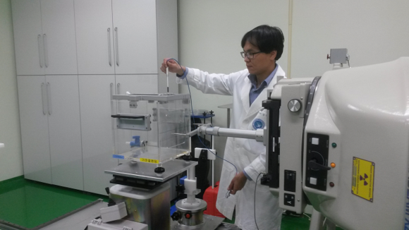 의료용 전리함을 교정중인 연구원. (사진제공=동남권원자력의학원)