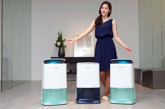 28일 삼성전자 수원사업장 생활가전동 프리미엄 하우스에서 삼성전자 모델이 ‘2015년형 삼성 인버터제습기’를 소개하고 있다(사진 제공: 삼성전자)