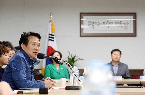 남경필 경기도지사가 생산현장 견학 및 체험을 하고 간담회를 주재하고 있는 장면(사진=경기도)