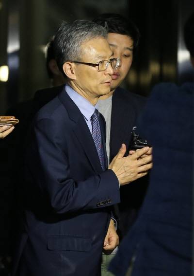 강영원 전 석유공사 사장이 2일 새벽 검찰 조사를 마친 뒤 서울중앙지검에서 나오고 있다. (사진=연합뉴스)