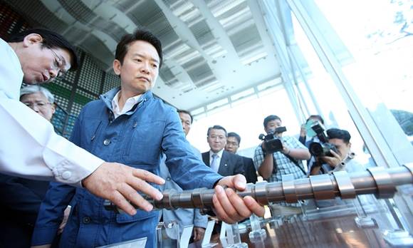 2일 오후 기업애로 해소차 찾은 평택 어연한산산업단지 내 (주)서진캠에서 남경필 경기도지사가 임영호 사장으로부터 캠샤프트 설명을 듣고 있다.(사진=경기도)