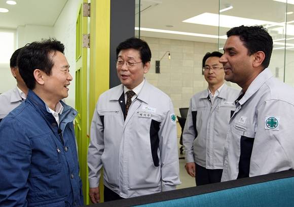 남경필 경기도지사가 시설을 둘러보다 외국인 노동자와 이야기를 나누고 있다.