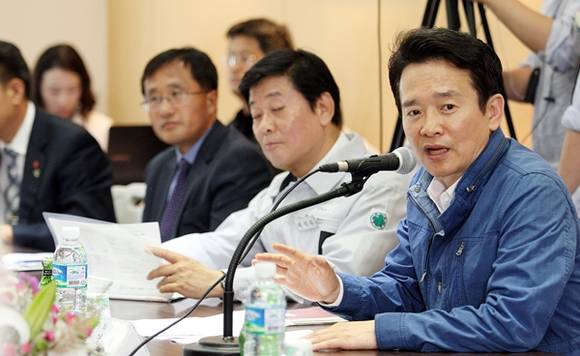 남경필 경기도지사가 시설을 둘러보고 입주기업 대표 및 근로자들과 간담회를 갖고 있다.