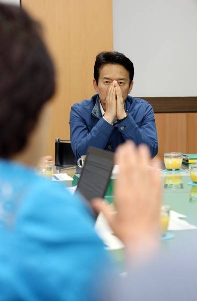지난 2일 오후 메르스 발생지역 보건소를 방문한 남경필 경기도지사가 긴급대책회의를 주재하며 방역담당 공무원으로 메르스관련 상황을 심각한 표정으로 보고 받고 있다.(사진=경기도)