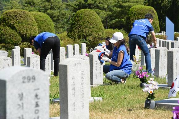 효성나눔봉사단원들이 3일 국립서울현충원에서 묘역 정화활동을 하고 있다(사진 제공: 효성)