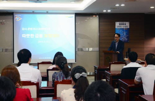 서울 청계천로에 위치한 신한생명 본점 회의실에서 그룹별 담당 임원이 직원에게 따뜻한 금융에 대한 코칭을 하고있는 모습. (사진제공=신한은행)