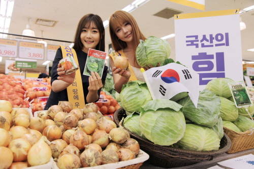 10일 이마트 성수점에서 ‘국내 우수 종자 개발 및 보급 확대를 위한 상생업무 협약식’이 열린 가운데 모델들이 국산 종자로 재배한 양배추와 양파를 선보이고 있다. (사진제공=이마트)