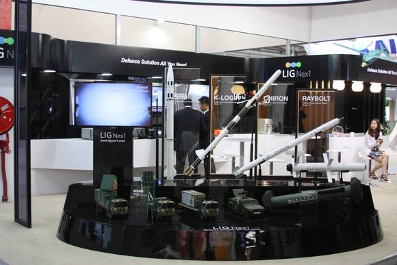 2013 파리에어쇼 참가 당시의 LIG넥스원 부스(사진 제공: LIG넥스원)