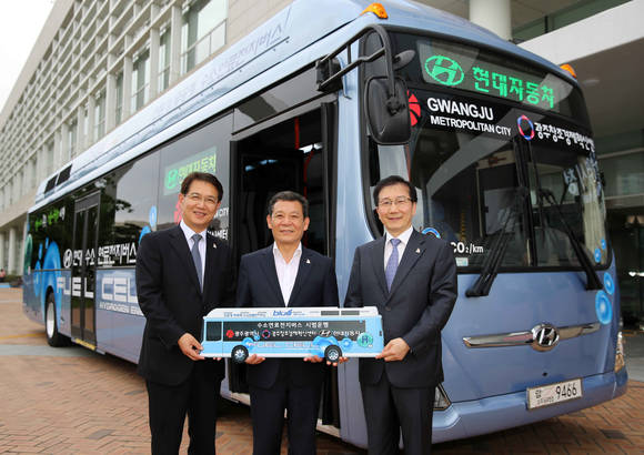 현대차 수소연료전지버스 앞에서 기념 촬영을 하고 있는 권문식 현대차 부회장(왼쪽), 윤장현 광주광역시장(가운데), 유기호 광주창조경제혁신센터장(사진 제공: 현대차그룹)