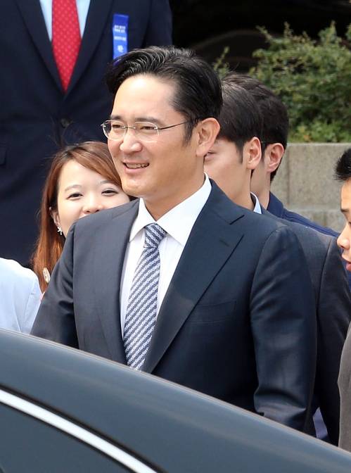 이재용 삼성전자 부회장이 13일 서울 신라호텔에서 장더장 중국 전인대 상무위원장과 비공개 회동을 마치고 영빈관을 나서고 있다. (사진=연합뉴스)