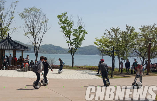 야외에서 나인봇 원을 즐기고 있는 동호인들(사진 제공: 스타플릿)