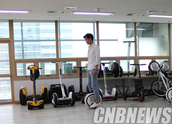 나인봇 원 탑승을 시연하는 스타플릿 직원(사진=정의식 기자)