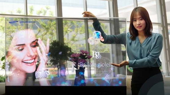 삼성디스플레이의 55인치 투명 OLED 디스플레이(사진: 삼성디스플레이)