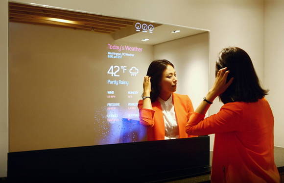 삼성디스플레이의 55인치 미러 OLED 디스플레이(사진: 삼성디스플레이)