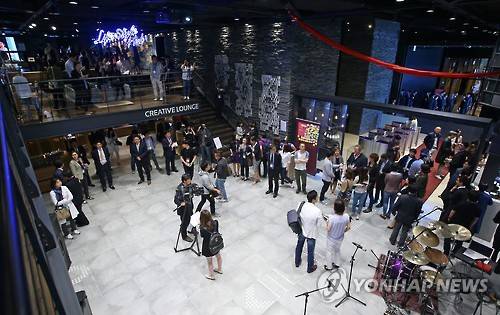 지난 5월 20일 서울 마포구 문화창조융합센터에서 개소 100일을 기념해 열린 오픈 하우스 행사를 찾은 시민들이 시설 내부를 살펴보고 있다. 문체부와 CJ가 공동 설립한 비영리법인인 센터는 지난 2월 11일 개소해 융·복합 콘텐츠 아이디어의 기획과 개발을 지원하는 기능을 담당하고 있다.(사진: 연합뉴스)