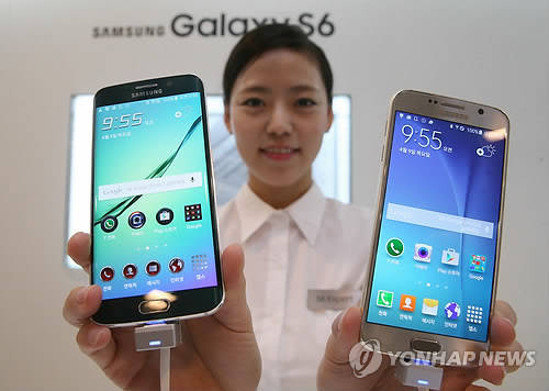 삼성전자의 스마트폰 갤럭시S6와 S6엣지(사진: 연합뉴스)