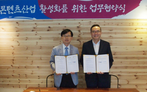 오른쪽부터 부산정보산업진흥원 서태건 원장, 영화의전당 박명주 사무처장. (사진제공=부산정보산업진흥원)