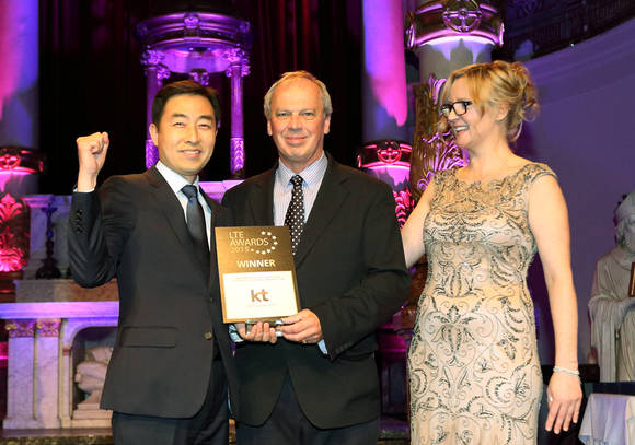 ‘LTE 어워드 2015’ 시상식에서 KT 네트워크부문 현장기술지원단장 박재윤 상무(왼쪽)가 GSA회장 앨런 하덴(가운데), 사회자 케이트 러셀(오른쪽)과 함께 ‘최우수 LTE 네트워크 사업자상’ 수상을 축하하고 있다(사진 제공: KT)