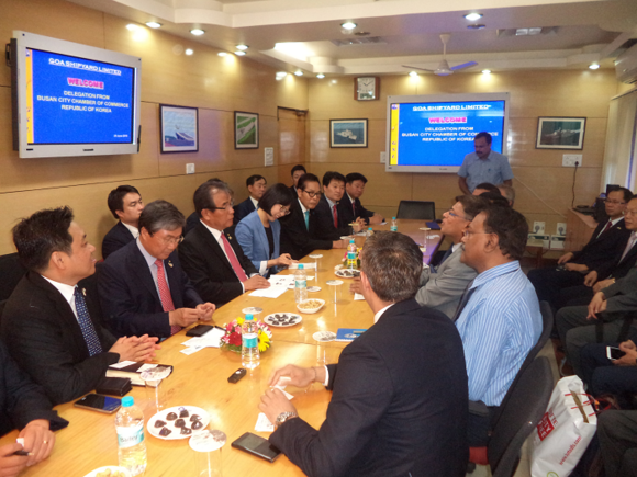 부산시 인도 무역투자상담 사절단이 고아조선소 관계자들과 면담을 갖고 있다.